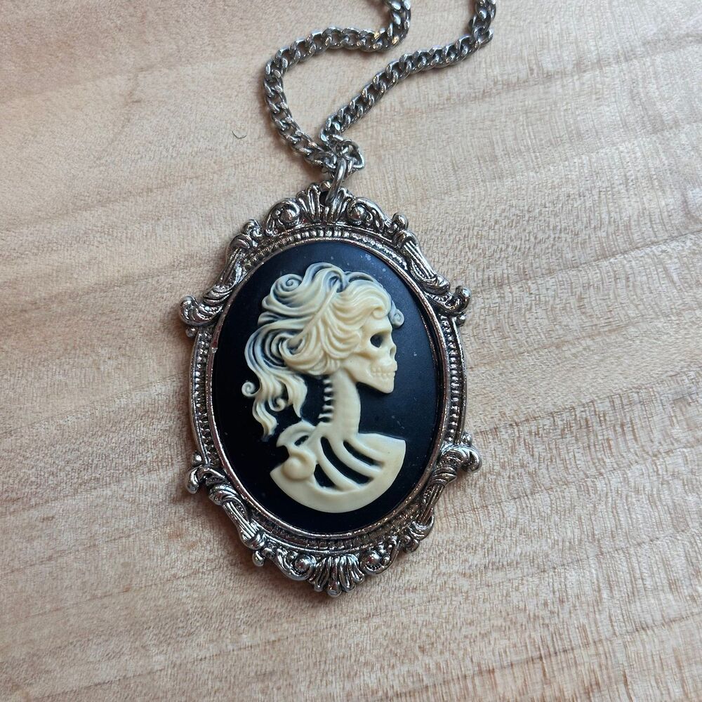 Gothic Skeleton Cameo Pendant Necklace Silver Tone Chain for Halloween